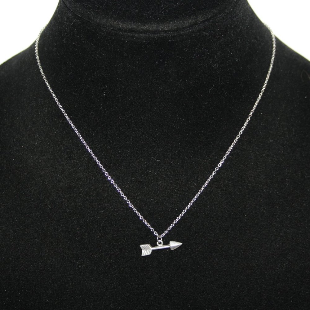 Beautiful silver arrow necklace 16.5-18.5"